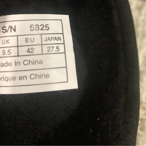 UGG Classic Short 5825 Black Suede Sheepskin Boots Sz 11 - Picture 10 of 10